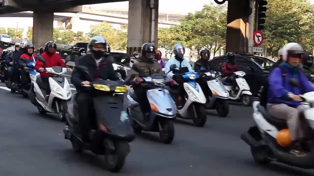 Voyez comment les Taïwanais vont travailler le matin !!!