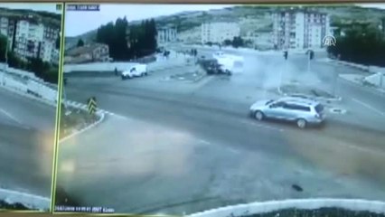 Ambulans Kavşakta Bekleyen Minibüse Çarptı: 5 Yaralı