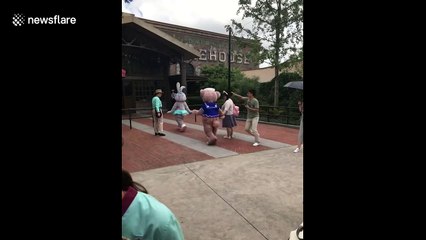 Man hits Shanghai Disneyland mascot on head, gets banned