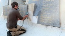 Le tailleur de pierre Felix Pierré-Lecomte a débuté ce mardi la restauration du monument aux morts au cimetière de Remiremont