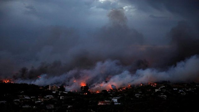 La Grecia in fiamme chiede aiuto all'UE