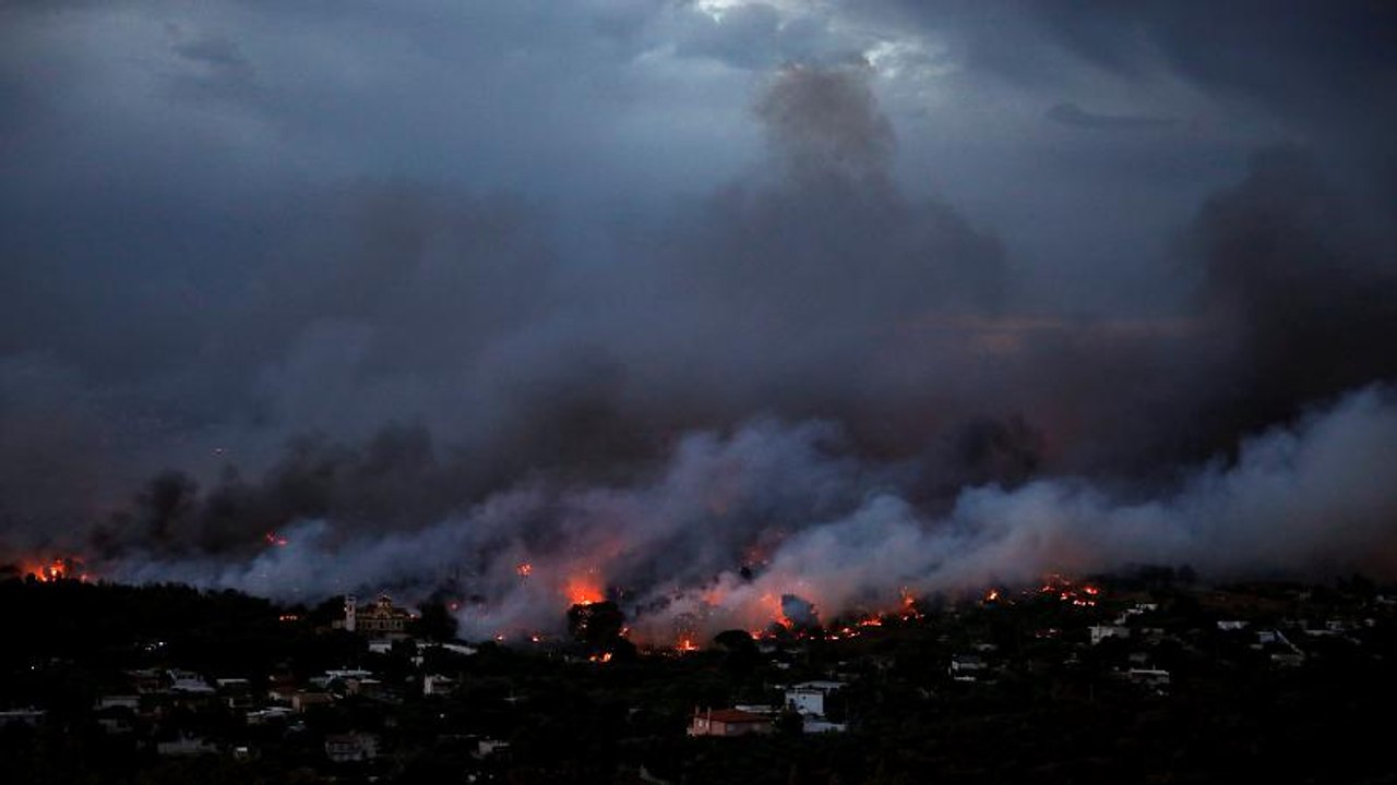 La Grecia in fiamme chiede aiuto all'UE