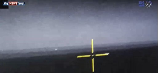 شاهد لحظة تدمير زورق الحوثيين المفخخ غربى اليمن