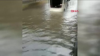 Bayrampaşa'da Minibüs Alt Geçitte Mahsur Kaldı