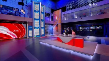 عمالة وافدة تفترش الأرصفة في مداخل الأحياء في الرياض.