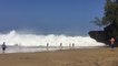 Des vagues énormes viennent s'écraser sur Lumahai Beach à Kauai, Hawaii