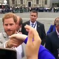 A reação carinhosa de Harry e Meghan ao receberem o presente de uma jovem