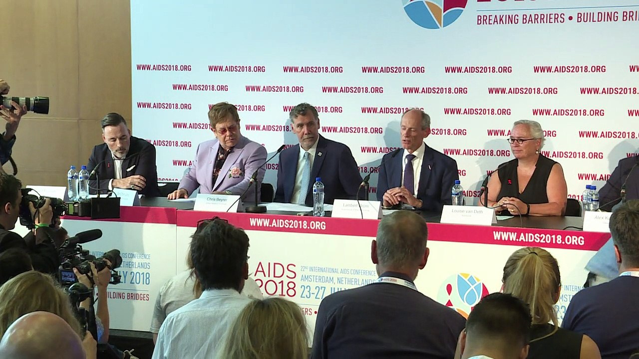 Elton John critica a Rusia y Europa por “discriminar a los gays”