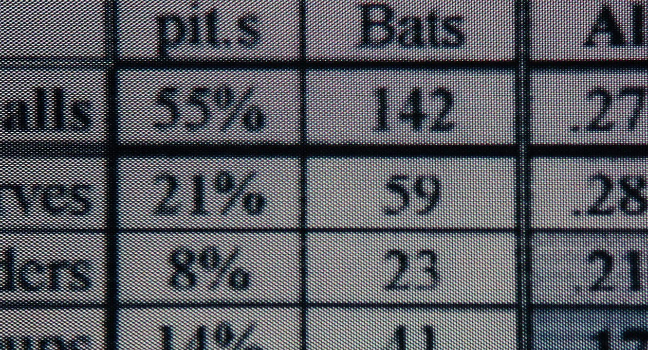 Billy Beane  buys Peter Brand ........ Moneyball 2011