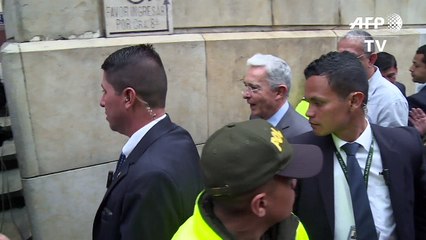 Uribe deja Senado por investigación judicial en Colombia