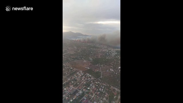 Passenger captures devastation of Greece wildfires from plane