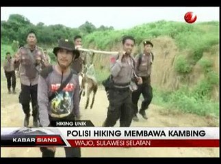 Unik, Sejumlah Polisi Hiking Sambil Membawa Kambing