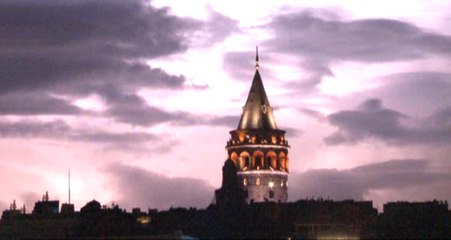 İstanbul'da Şimşekler Geceyi Aydınlattı