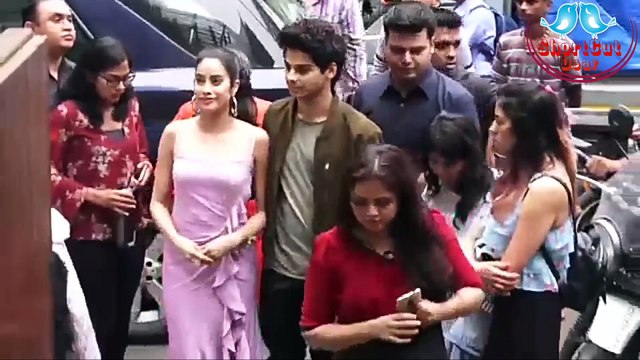 Jhanvi Kapoor's Boyfriend Ishan SHOUTS At Her In Public