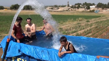 Sıcaktan bulanan çiftçiler traktör römorkunu havuza çevirdi