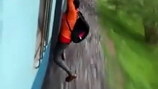 Un jeune homme s'accroche à un train et termine par tomber sur les rails