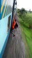 Un jeune homme s'accroche à un train et termine par tomber sur les rails