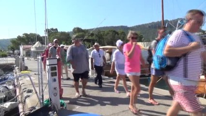 Turistlerin Yeni Gözdesi: "Su Altında Ekmekle Balık Beslemek"