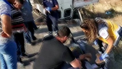 İşçileri taşıyan servis yoldan çıkarak bariyerlere çarptı: 7 yaralı