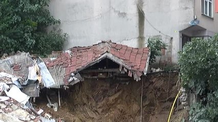Çökme Tehlikesine Karşın Vatandaşların Canlarını Hiçe Sayması Kameraya Yansıdı