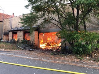 Un ancien hangar à houblon détruit par les flammes.