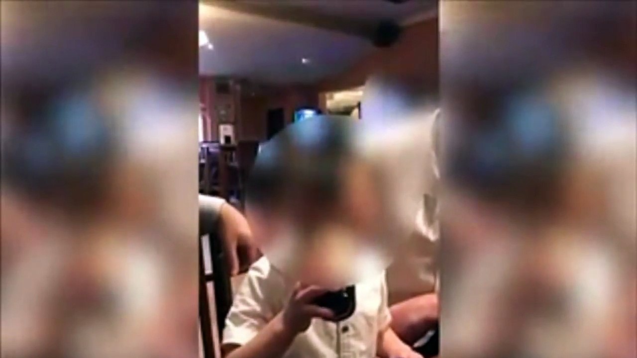 Des parents encouragent leur petit garçon à boire une bière "cul sec"...