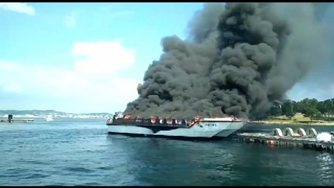 Touristenboot brennt vor Galizien nieder