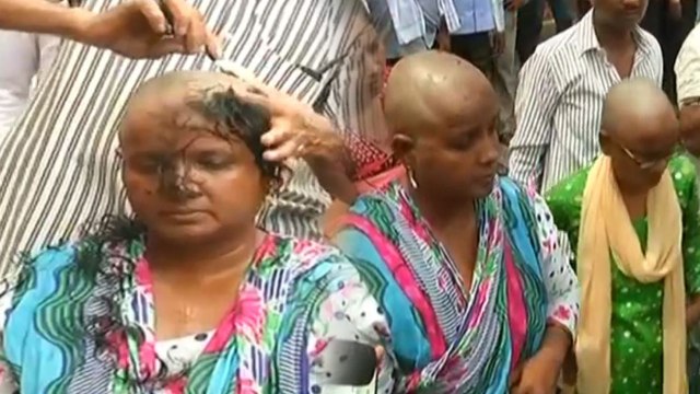 Lucknow Shiksha Mitras shaves head, Demanding Permanent Jobs | Oneindia News