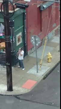 Un homme drogué monte dans une voiture de police