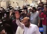 After casting his vote Farooq Sattar started waving his hand but to whom- Watch Hilarious Video