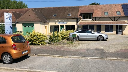 Une remorque de paille renversée