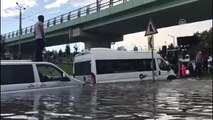 Sağanak Yağış Etkili Oldu - Araçlar Suda Mahsur Kaldı
