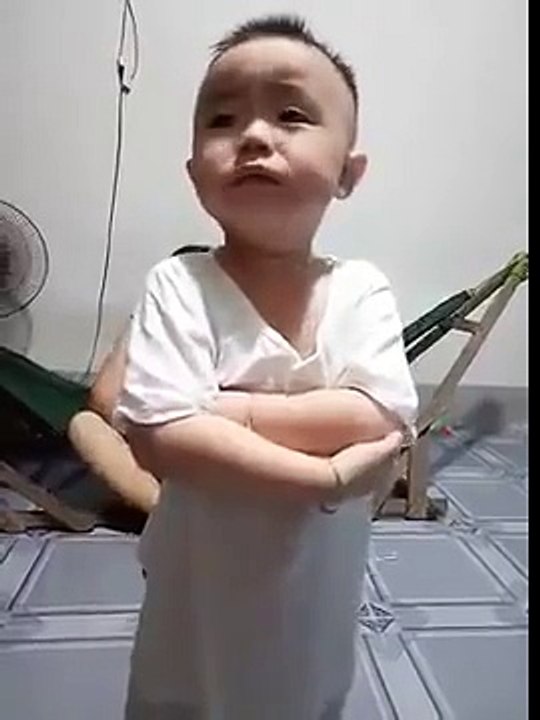 bé trai cãi lý với bố