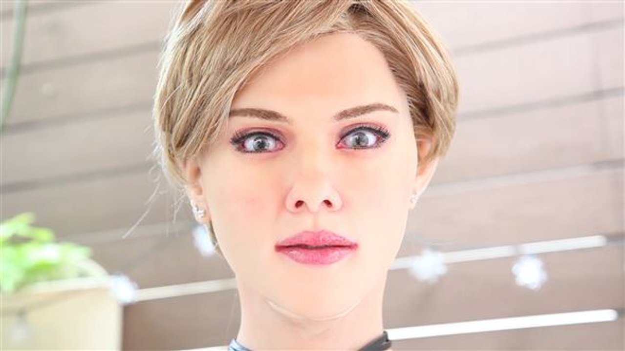 Frauen, passt auf! die robo-dame macht euren männern schöne augen