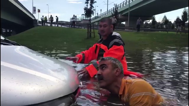 Sağanak yağış etkili oldu - Araçlar suda mahsur kaldı - İSTANBUL