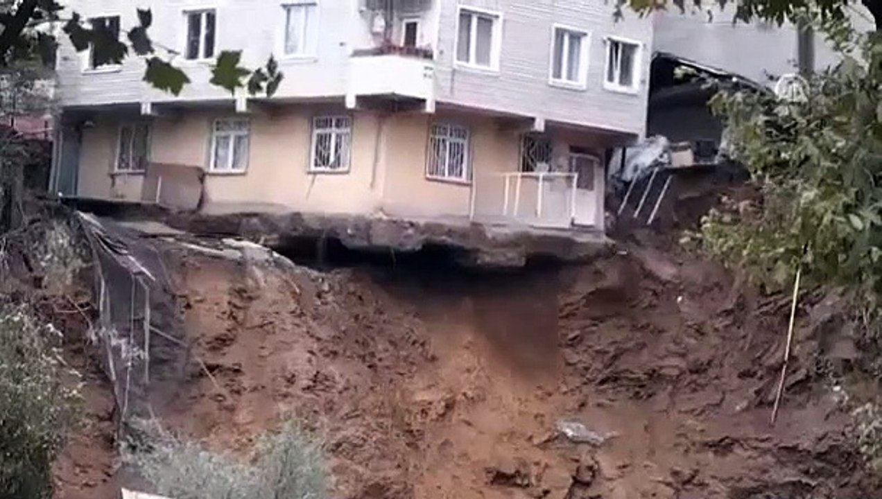 En équilibre, un immeuble s'effondre suite à un glissement de terrain à Istanbul !