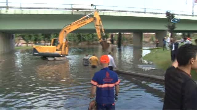 Vatan Caddesi'nde Araçlar Suya Gömüldü