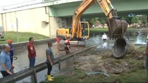 Sular Altında Kalan Vatan Caddesi'nde Dev Rögar Kapakları Açıldı, Sular Tahliye Edildi
