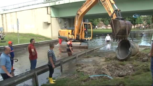 Sular Altında Kalan Vatan Caddesi'nde Dev Rögar Kapakları Açıldı, Sular Tahliye Edildi