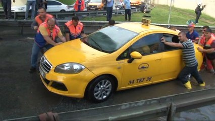 Sular altında kalan Vatan Caddesi'nde dev rögar kapakları açıldı, sular tahliye edildi