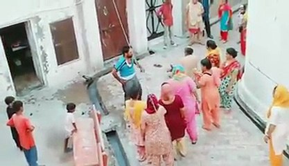 ਜੇ ਪੁੱਤ ਆਵਦੇ ਪਿਉ ਨੂੰ ਸਰੇਆਮ ਲੋਕਾ ਸਾਹਮਣੇ ਜਲੀਲ ਕਰਕੇ ਕੁੱਟ ਰਿਹਾ .. ਇਹ ਵੀਡੀਉ ਲੋਹੀਆਂ ਖਾਸ ਦੀ ਆ ।