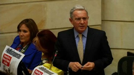 Uribe deja el Senado tras ser procesado por soborno y fraude