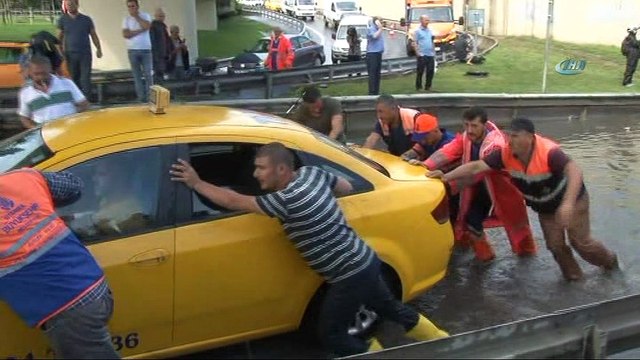 Vatan Caddesi'nde araçlar suya gömüldü