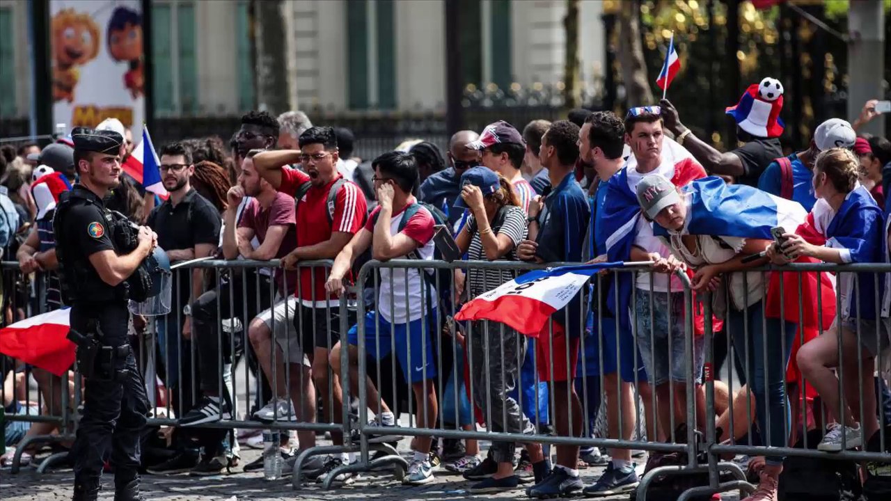 Défilé raté des Bleus : Emmanuel Macron et Alexandre Benalla responsables ?