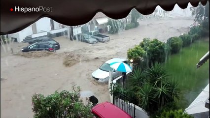 Varios griegos perdieron sus autos en el mar por culpa de las inundaciones