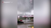 Captan el momento en que un tornado derribó parte de unos tribunales