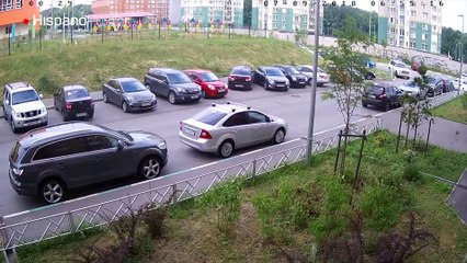 Para sacar su auto del estacionamiento tuvo que chocar a varios vehículos