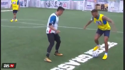 Miúdo rouba a bola a Neymar, brasileiro reagiu mal e o público não gostou