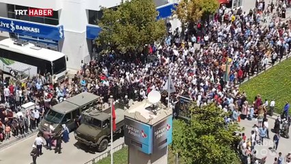 Şehit törenindeki Türk bayrağı sosyal medyada ilgi odağı oldu