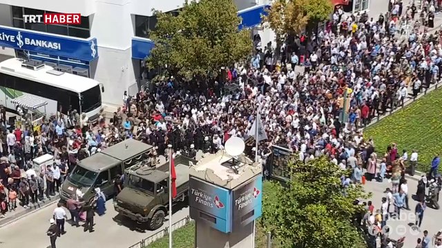 Şehit törenindeki Türk bayrağı sosyal medyada ilgi odağı oldu